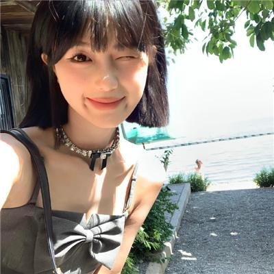 绿衣女子